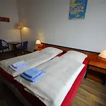 ペンション アム シュロス ゲストハウス 4*