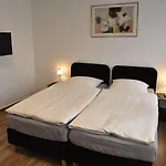 ペンション アム シュロス ゲストハウス 4*