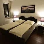 ゲストハウス ペンション アム シュロス シュヴェリーン